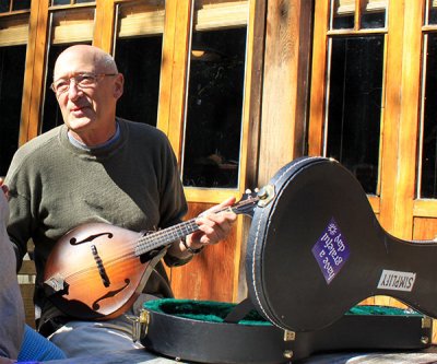 Jan gives Donna some mandolin pointers