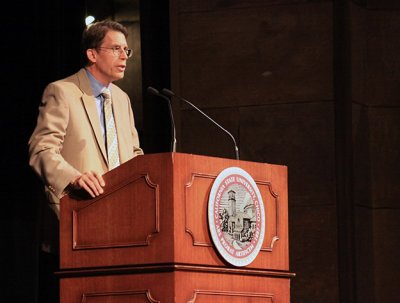 Dr. William Loker, Dean of Undergraduate Studies, introduces Steve Lopez