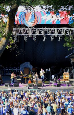 Jackie Greene and his band perform in an idyllic setting