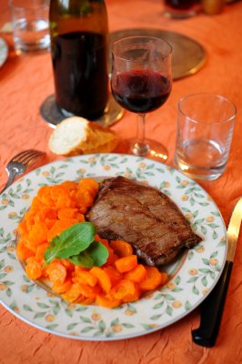 Bavette d'Aloyau accompagne de ses carottes du jardin.JPG