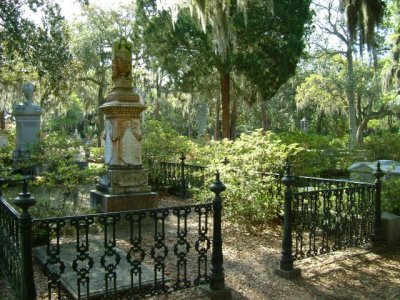 The next morning we drove over the Bonaventure Cemetery --- WOW