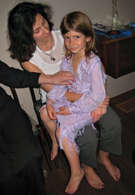 Mother and daughter before Seder2565_by Iris