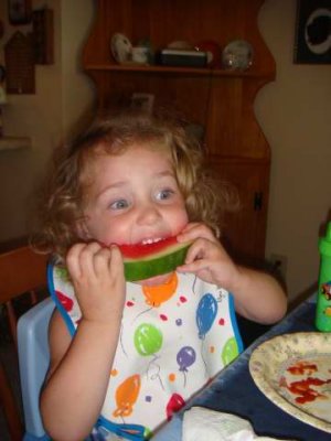 elisabeth tries and loves a new fruit!