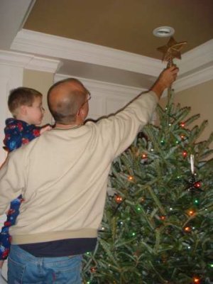 joey helps daddy put the star on the tree