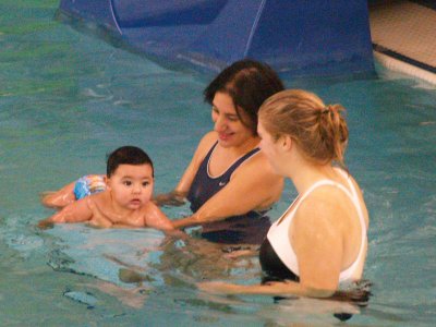 Nicolas en sus primeras clases de natacion