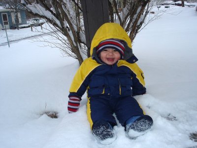 Jugando por primera vez en la nieve