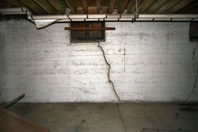 AI-hospital-basement crack