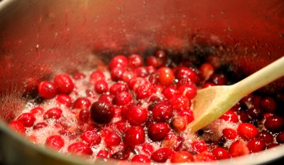 Preparing the cranberry sauce