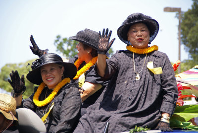 Members of the Ahahui Kaahumanu Society.