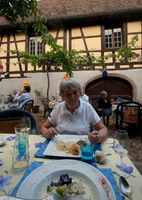 Denise aan het eerste diner op een knus terras.jpg