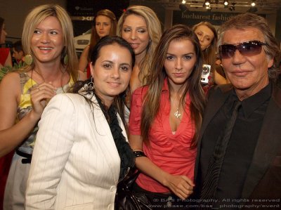designer Oana Savescu (in alb), model Mateea Marasescu (in rosu), designer Roberto Cavalli, in spate Diana si Ramona Niculescu