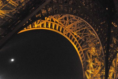 0983 Full moon and Eiffel Tower