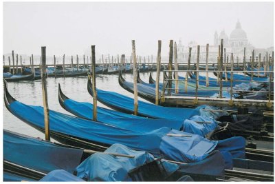 Gondoles de la Piazzetta au petit matin. Au loin, Santa Maria della Salute, Venise 2004