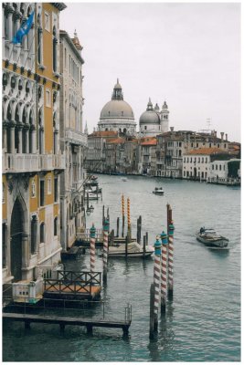 Grand Canal. Santa Maria della Salute.  Palazzo Cavalli Franchetti au premier plan, Venise 2004