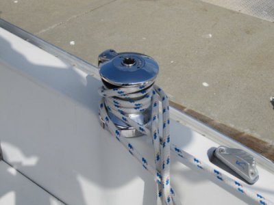 self-tailing sheet winch