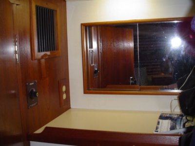 fwd cabin - vanity to strbd