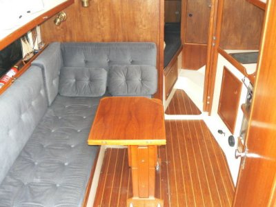 settee & dinette to port