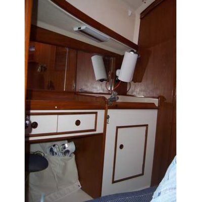 fwd cabin - vanity