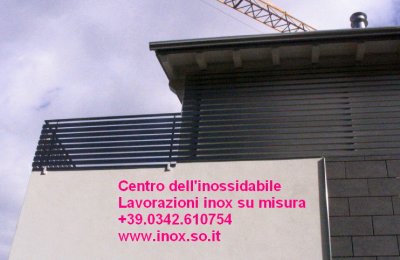 Parapetto inox con doghe terrazza e parete