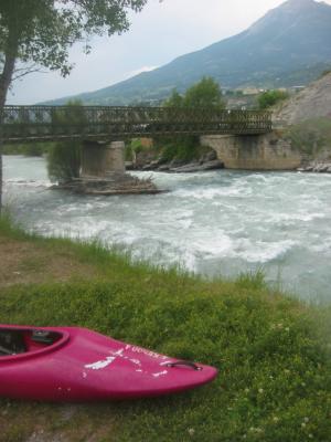 Il ponte di ferro sotto il paese di Embrun