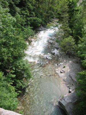 Fiume a valle del ponte