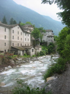 Il fiume prima dei due ponti in pietra