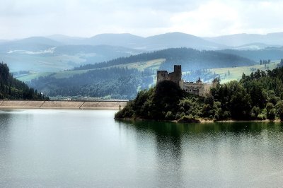 Niedzica Castle near the water dam on the Dunajec river.jpg