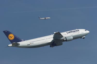 Airbus A300-600 Lufthansa D-AIAK + Boeing 737 SAS + ?
