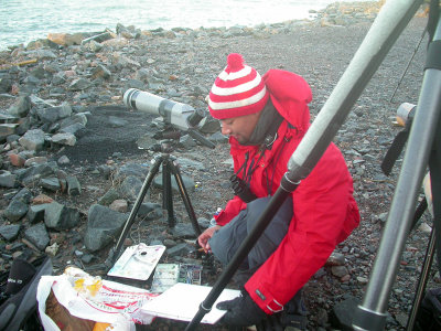 Hans Larsson, painting a Ivory gull - Live at the spot!