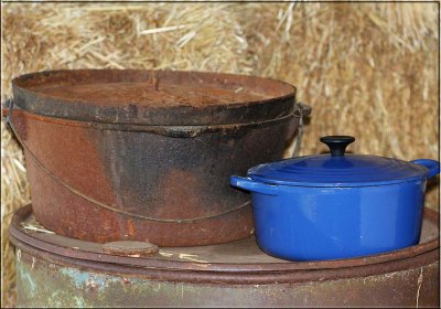 Two cooking pots 