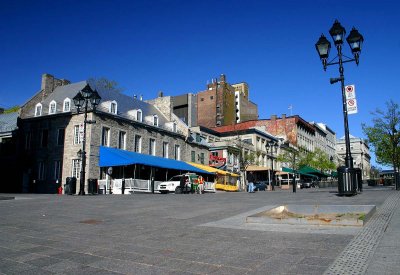 A quiet Sunday morning on Place Jacques-Cartier