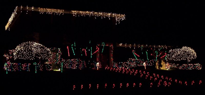 Dec 15 2009- Neighborhood Lights.jpg