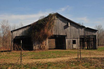 AN OLD BARN IN KY