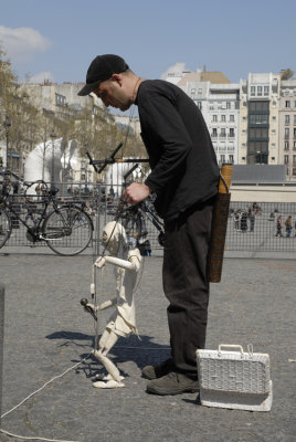April 2008 - Marionnetist near from Centre Pompidou 75004