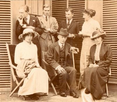 EH Clutterbuck (GoGo) and his wife Madeline with family at Hardenhuish about 1913