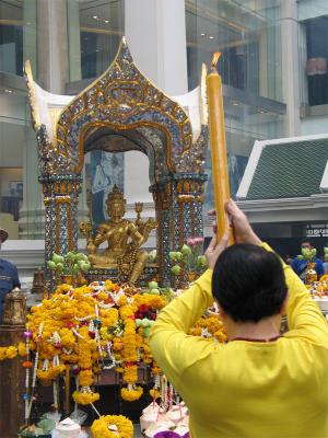 The first day, we went to the Erawan shrine.