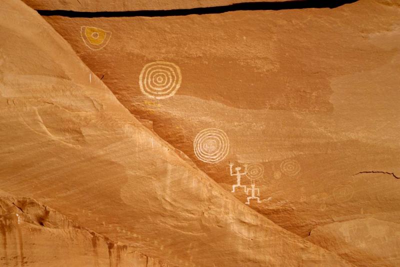 Navajo pictographs near Standing Cow Ruins