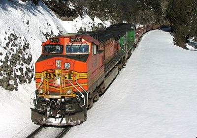 BNSF 4589 leads the empty buckets around the final turn before Mullan Tunnel. 04/08/08