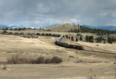 Eastbound Q-train with autos on the headend rounding the curve at Iron Ridge. 04/08/08