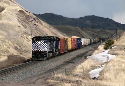 MRL 4300 dragging the LM (Laurel to Missoula Manifest) up the east side of Bozeman Pass, MT. 04/09/08