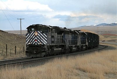 The LM creeps around the curve on the Long Lead west of Livingston, waiting for some departure color. 04/10/08