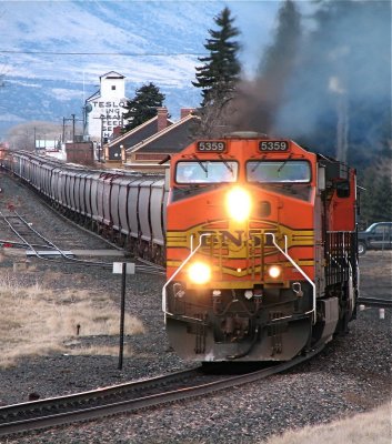 BNSF 5359 takes off out of Livingston, MT after sunset. 04/10/08