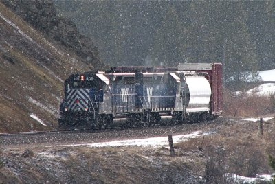 MRL 406 leading the short 840 Local through a flurry at Trail Creek Road. 04/11/08