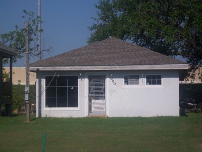 Empty house in front of levee breach lakeview 57.jpg