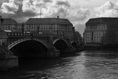 Lambeth bridge bw
