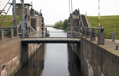 Lock between Zuider Ee and the Raskes