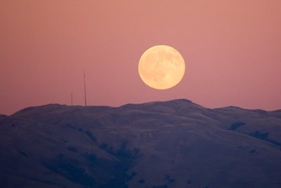 Hunter's Moon rising over Monument Peak