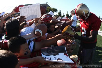 San Francisco 49ers LB Patrick Willis signs autographs
