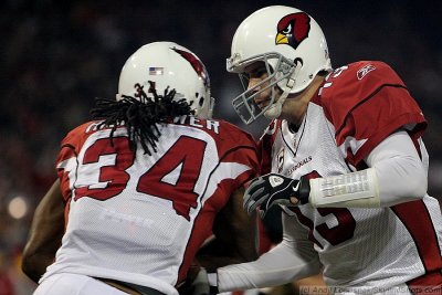 Arizona Cardinals QB Kurt Warner hands off to RB Tim Hightower