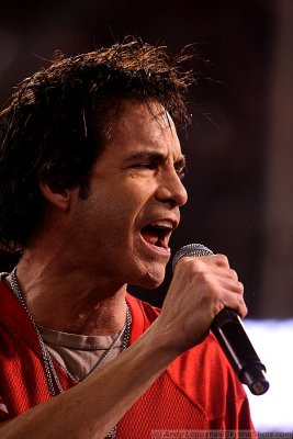 Train performs at halftime of the 49ers-Cardinals game
